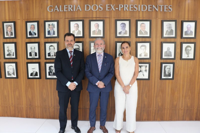 Presidente do CFM Participa de Reunião na Sede do Conselho Brasileiro de Oftalmologia